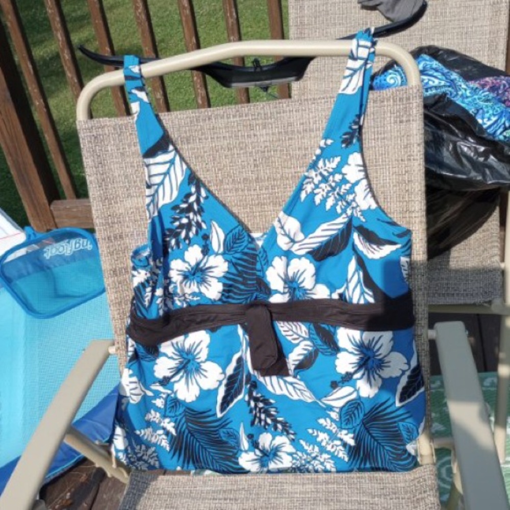 🎈2/$20 Cazini 18W Tankini top Blue, Black & White Black sash, plunging neck line